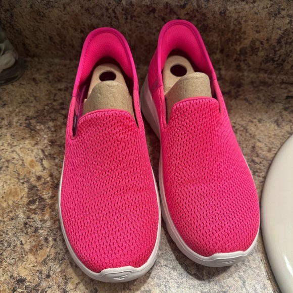 Beautiful women’s skechers pink color perfect!!size 7 - Picture 3 of 5